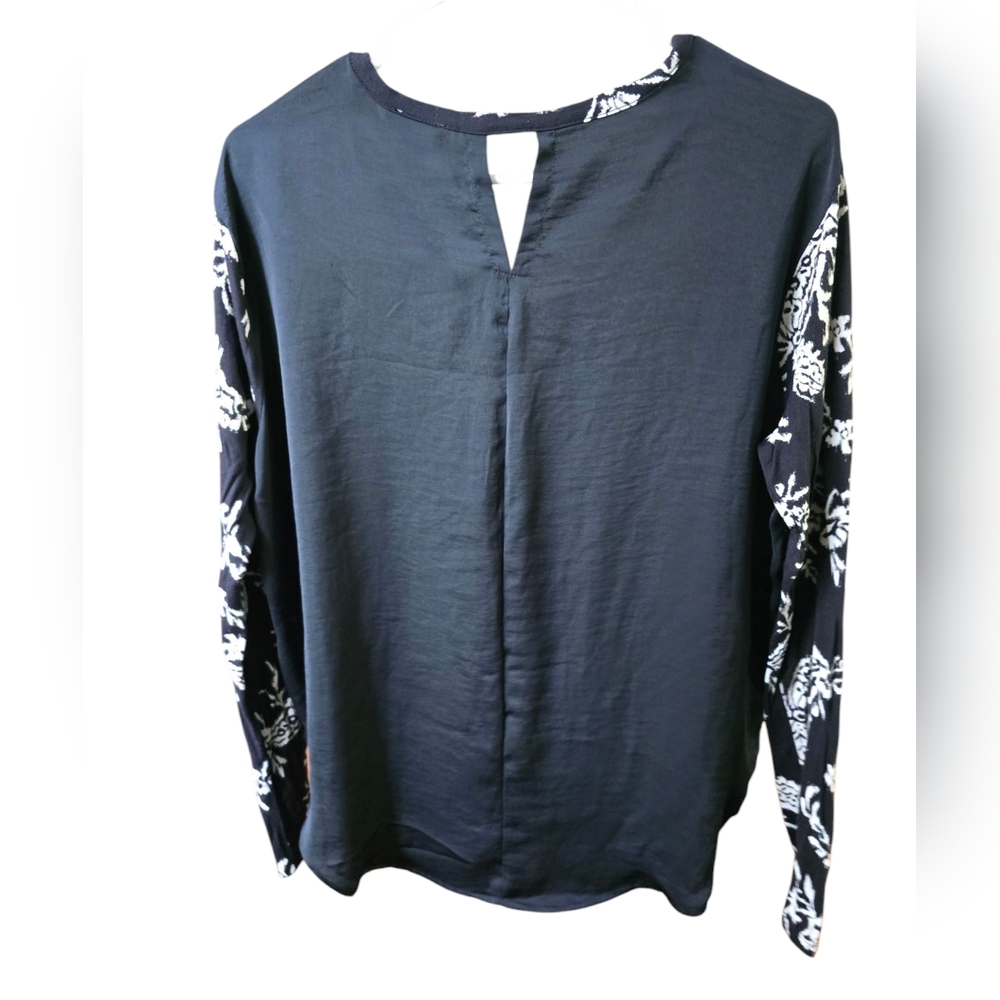 Old Navy Black and White Patterned Women's Top - Picture 3 of 7